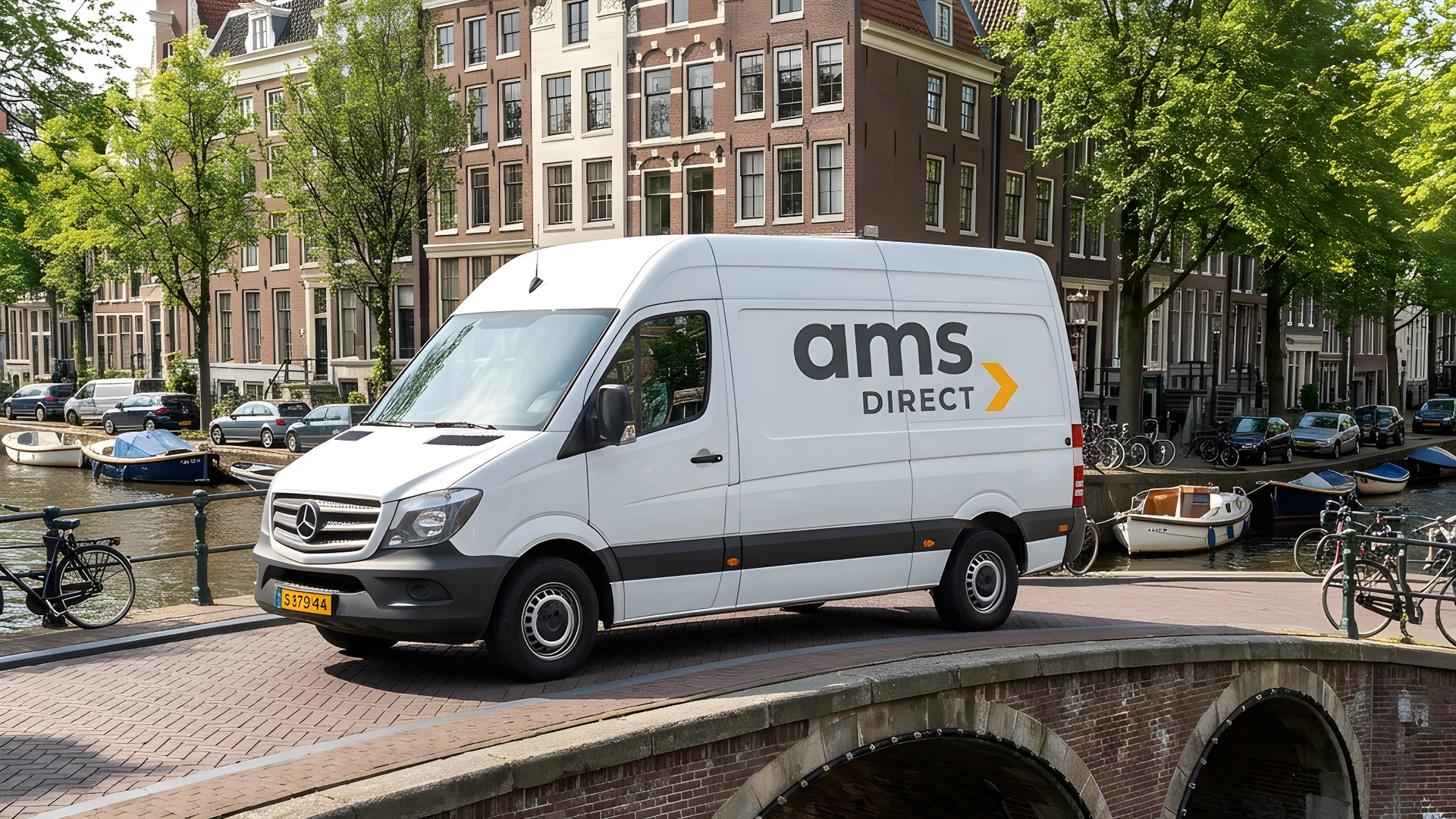 AMS Direct spoedkoerier bestelbus op Amsterdamse grachtenbrug